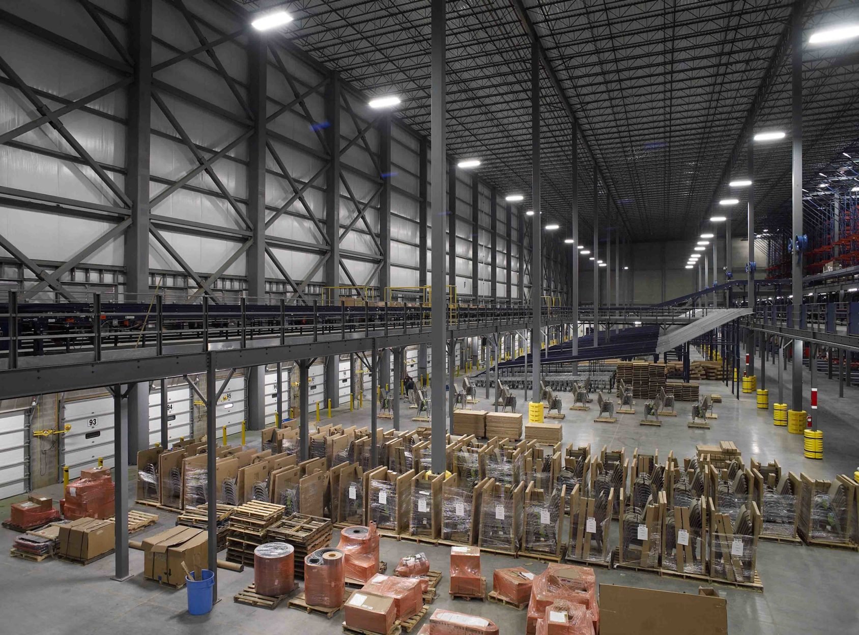 e-commerce fulfillment center design with conveyor belt system and storage